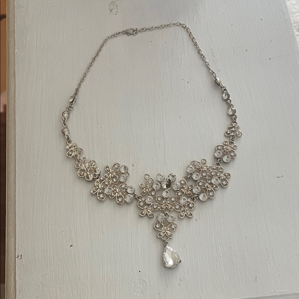 Elegant Silver Floral Necklace